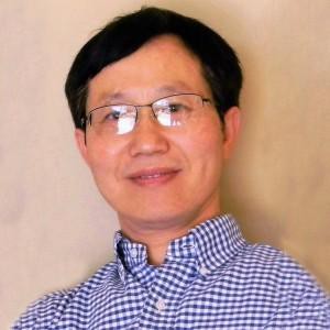 El Dr. Bao-Zhong Wang, profesor asociado en el Instituto de Ciencias Biomédicas de la Universidad Estatal de Georgia. UEG
