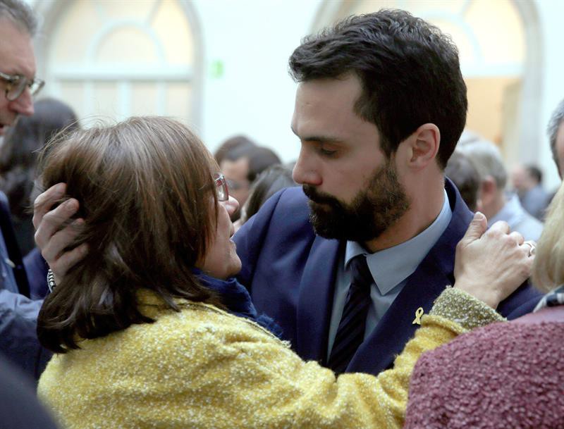 El presidente del Parlament, Roger Torrent, abraza a la esposa de Jordi Turull, Blanca Bragulat.
