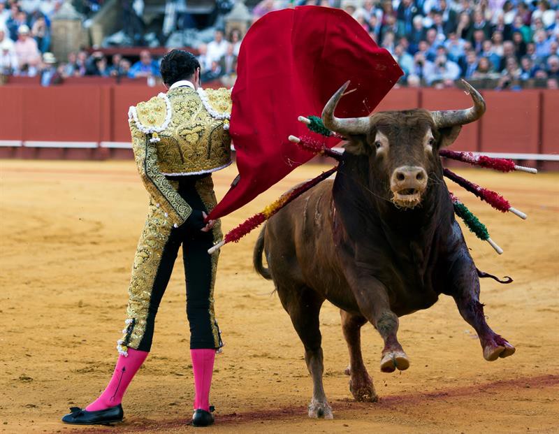 El diestro Alejandro Talavante da un pase a su primer toro de la tarde / Efe