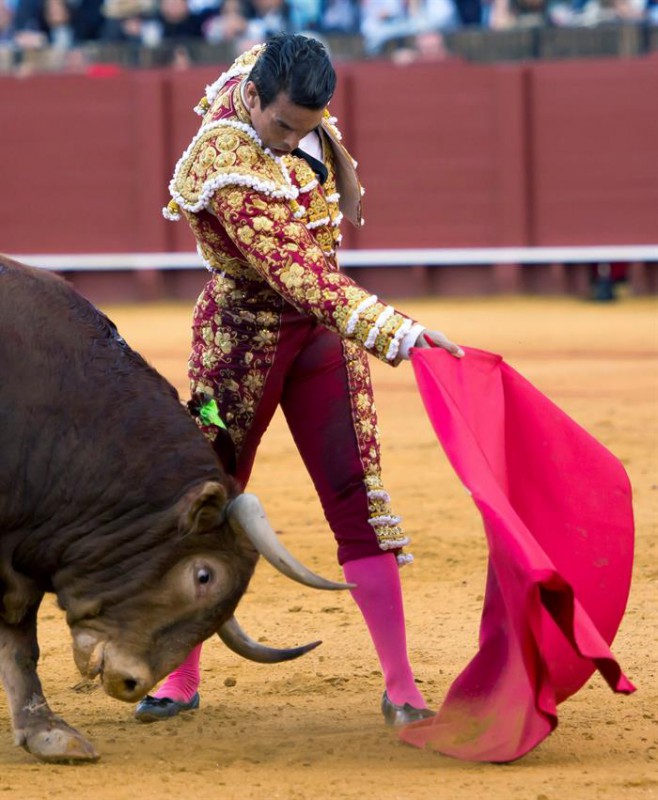 Manzanares da un pase a su segundo toro de la tarde / Efe