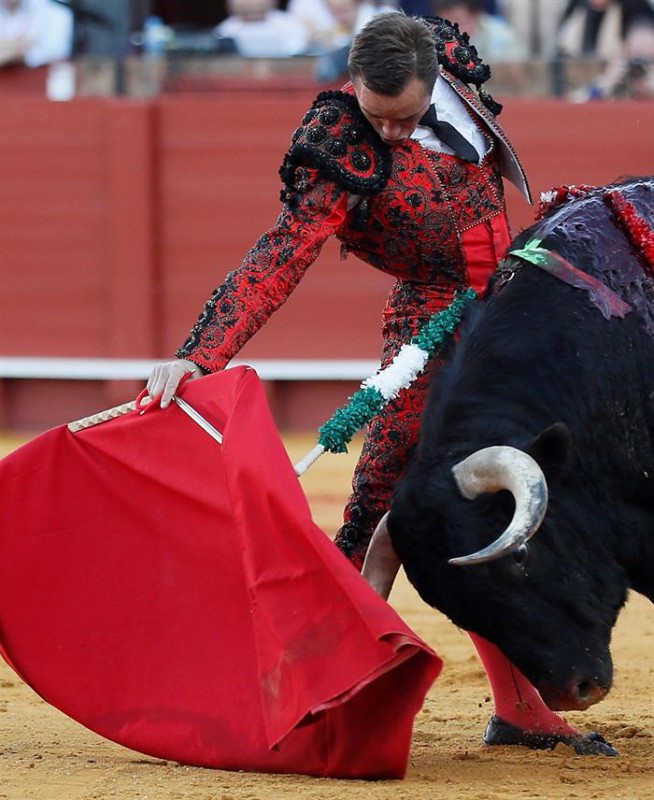 El diestro Juan Bautista da un pase con la muleta al segundo de su lote / Efe