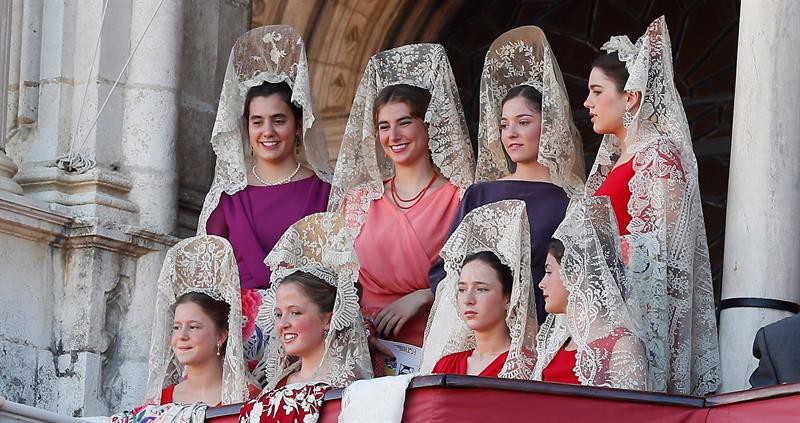 Chicas con mantilla durante la décima corrida en la plaza de toros de la Maestranza / Efe