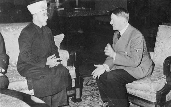 Haj Amin al-Husseini junto a Adolf Hitler, 1941 (Heinrich Hoffmann Collection/Wikipedia)