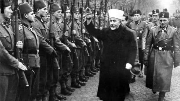 Haj Amin al-Husseini saludando a los voluntarios musulmanes de las Waffen-SS, noviembre de 1943 (Bundesarchiv/Wiki Commons).