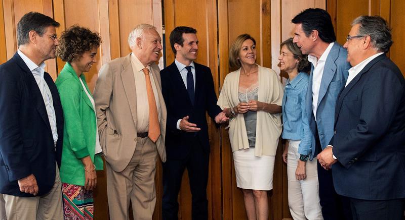 Fotografía facilitada por la candidatura de Pablo Casado (4i), que hoy ha mantenido en Madrid una reunión junto a siete exministros populares