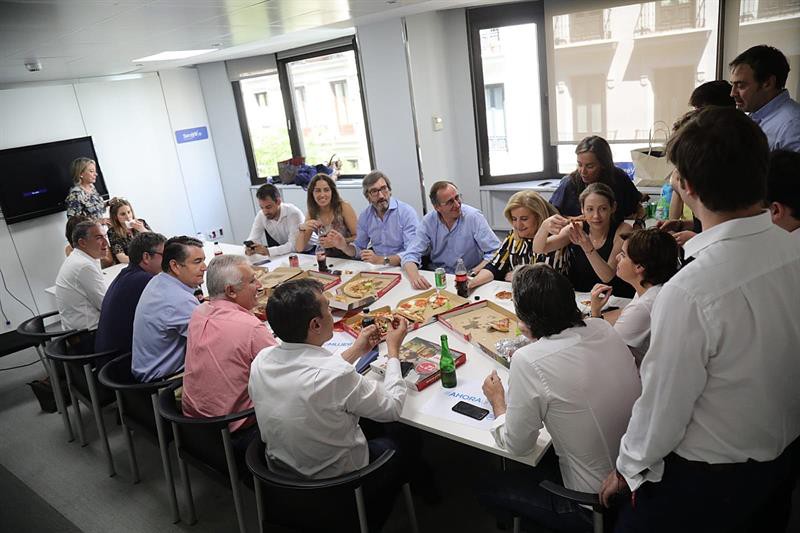 Fotografía facilitada por la candidatura de Soraya Sáez de Santamaría (d), que hoy ha celebrado una comida junto a varios de los cargos del partido que apoyan a la exvicepresidenta, entre ellos, Fátima Bañez (2d), Alfonso Alonso (3d), José Ignacio Oyarzábal (4d), José Luis Ayllón (5i), Javier Arenas (4i), Antonio Sanz (3i), este mediodía en la sede de Génova en Madrid. (Fuente: EFE)