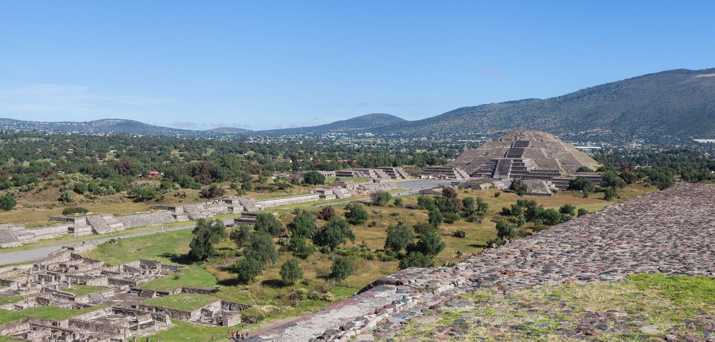 Vista de la calzada de los Muertos desde la pirámide del Sol. (Fuente: Wikimedia Commons)