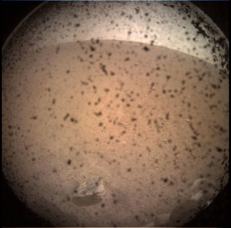 Fotografía tomada por el módulo espacial poco después de aterrizar. (Fuente: NASA / JPL-CalTech)