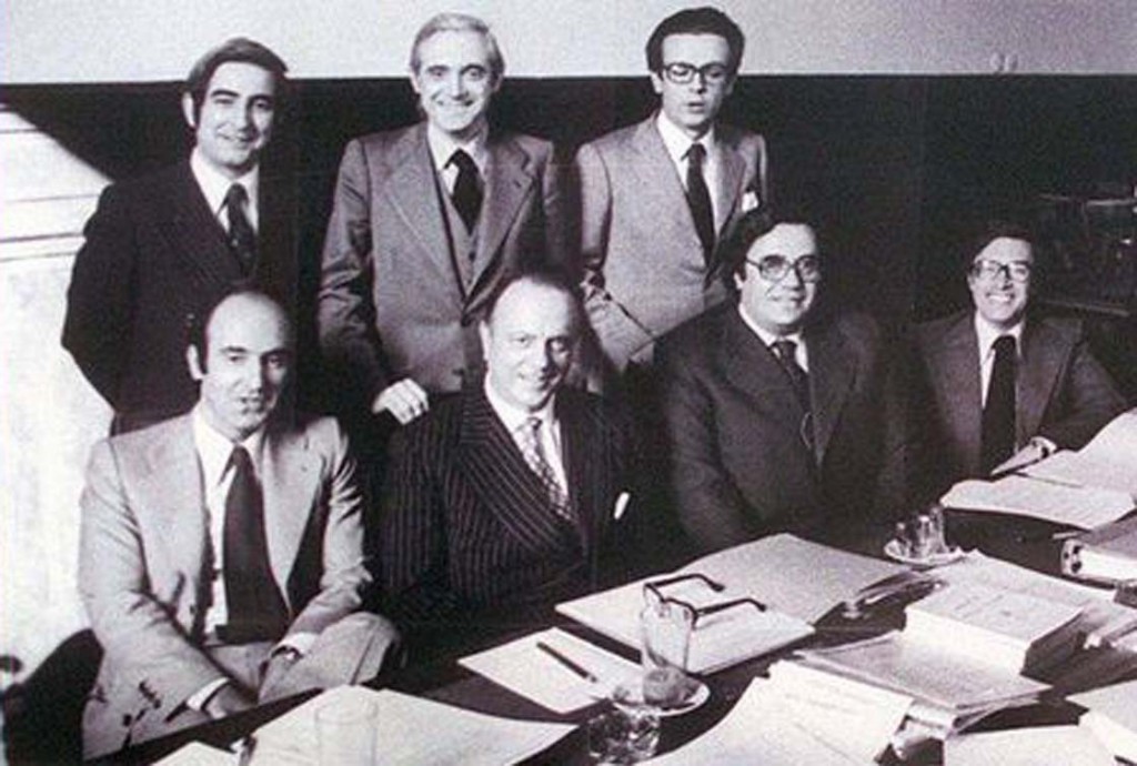 De izquierda a derecha y de arriba abajo: Gabriel Cisneros, José Pedro Pérez-Llorca, Miguel Herrero de Miñón, Miquel Roca, Manuel Fraga, Gregorio Peces-Barba y Jordi Solé Turá