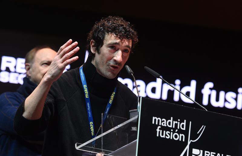 El cocinero Eneko Atxa, durante su intervención en la XVII edición de la cumbre gastronómica internacional Madrid Fusión. (Fuente: EFE)
