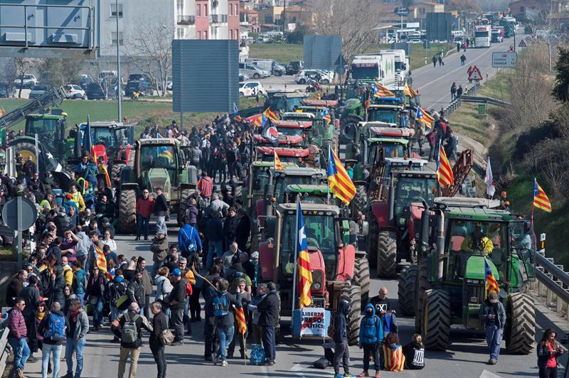 Decenas de personas han ocupado la calzada de la NII a la altura de Sant Julià de Ramis (Gerona) / Efe