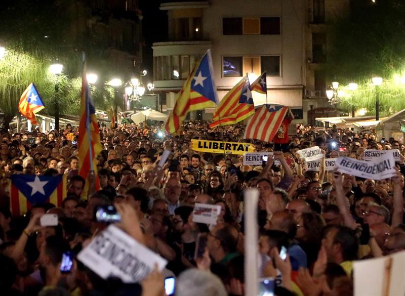 Centenares de personas se concentran este lunes en la plaza de la Font, frente al Ayuntamiento de Tarragona (Efe).