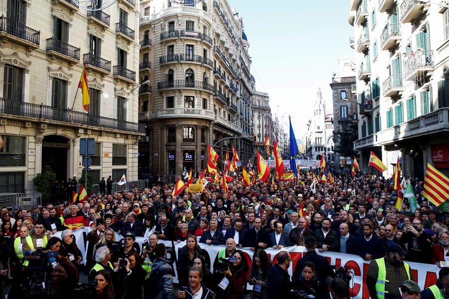 ista general de la manifestación en Barcelona con motivo del Día de la Constitución. EFE/Quique García