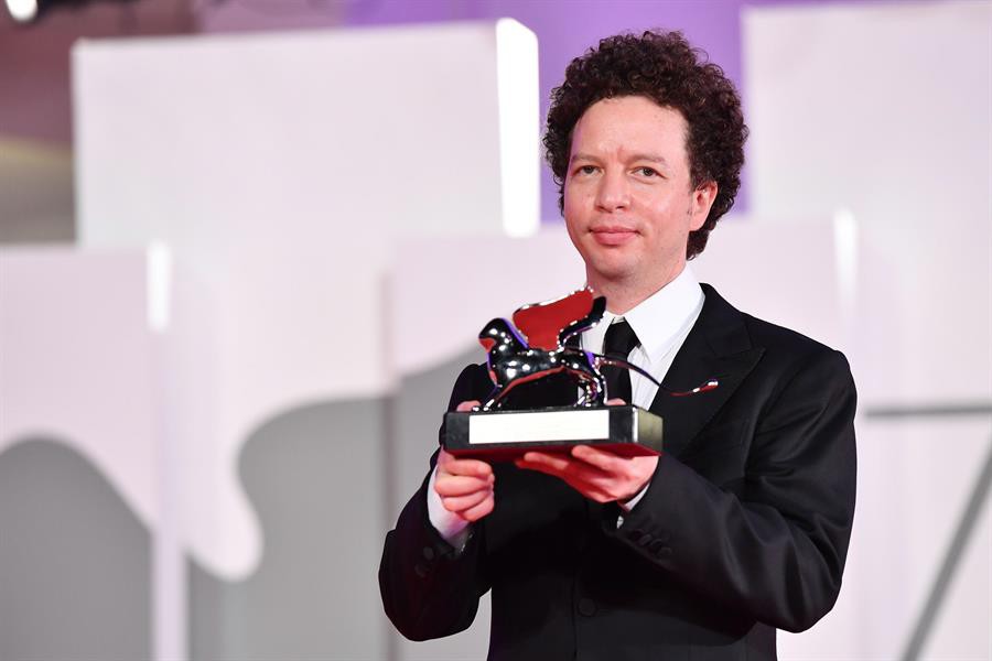 El cineasta mexicano posa con el León de Plata | EFE