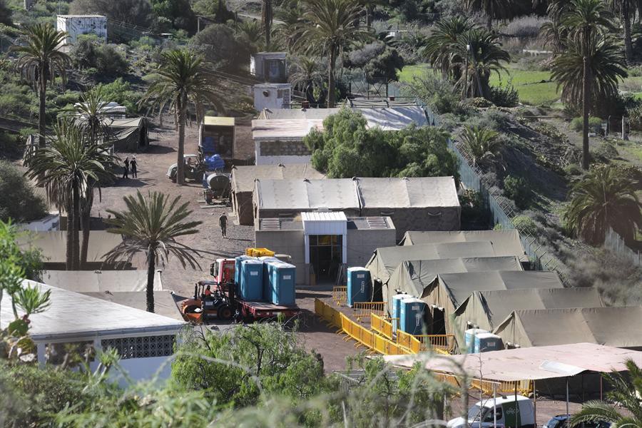 El campamento instalado en el antiguo polvorín de Barranco Seco, en Las Palmas de Gran Canaria, donde este miércoles se espera la llegada de parte de los inmigrantes del muelle de Arguineguín | EFE