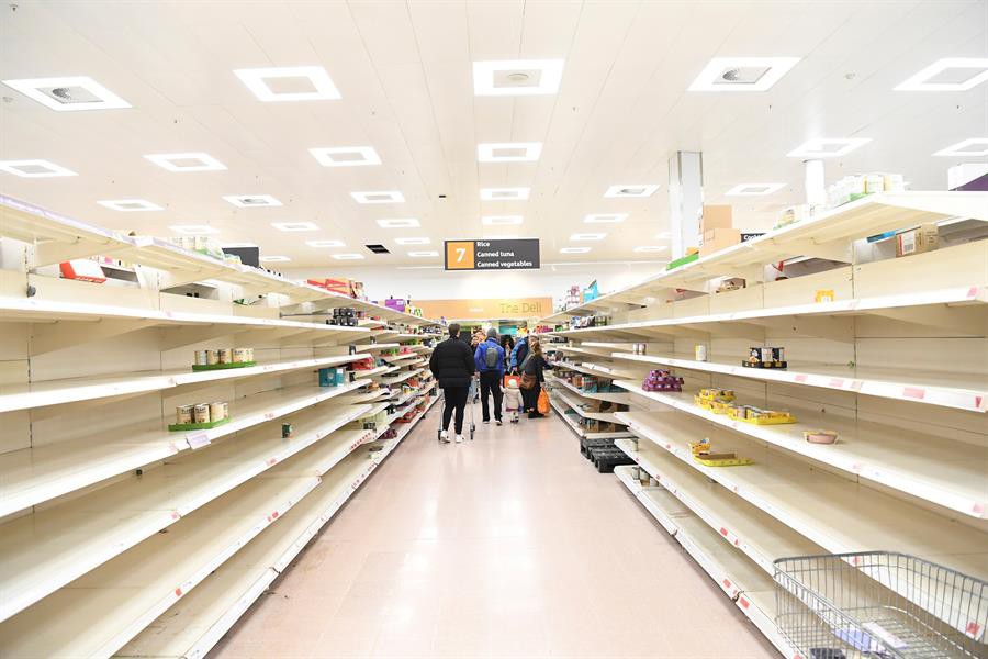 Ciudadanos de toda Europa hacen acopio de alimentos en medio de las medidas tomadas por varios gobiernos para evitar la propagación del coronavirus / EFE - Facundo Arrizabalaga