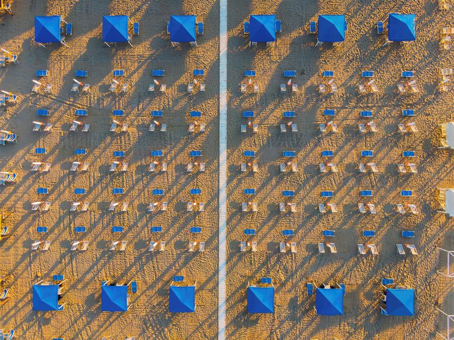 Imagen aérea que muestra las sombrillas en la ciudad costera toscana de Viareggio, en Italia / EFE - Fabio Muzzi