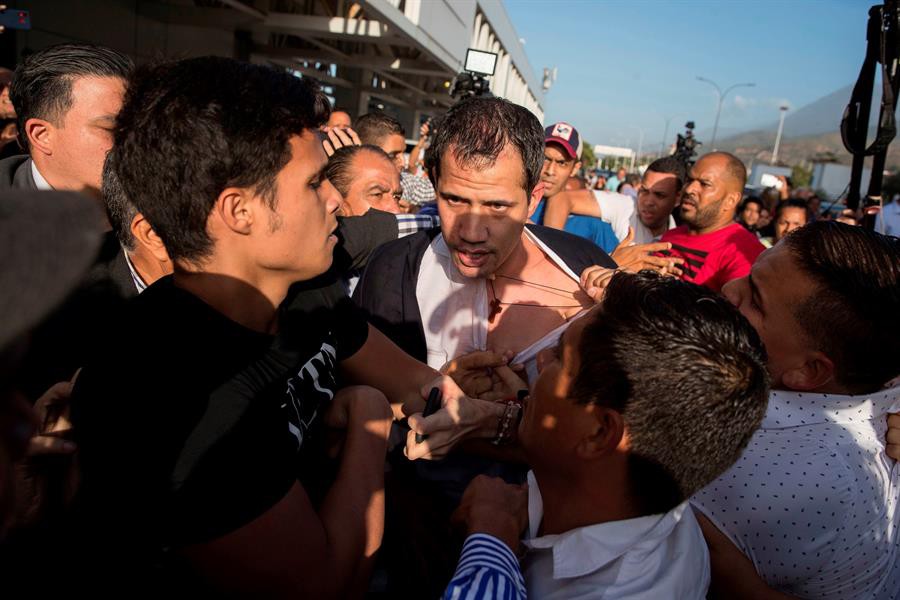 Juan Guaidó recibe una paliza por parte de una muchedumbre oficialista que lo esperó en el aeropuerto de Caracas cuando regresaba de una gira internacional / EFE - Rayner Peña