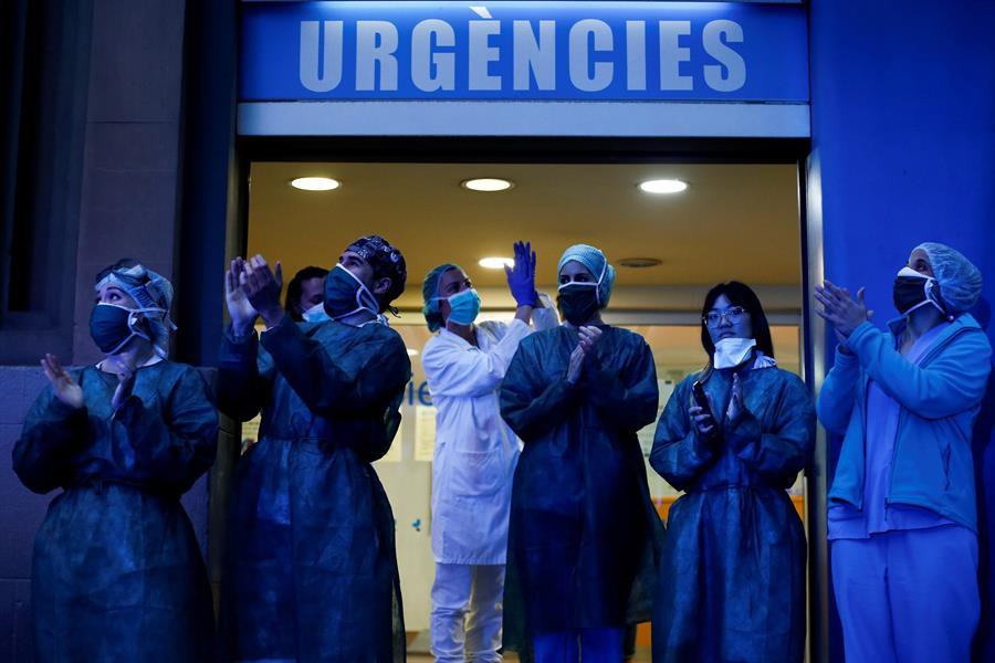 Personal médico del Hospital Dos de Mayo de Barcelona agradece los aplausos y muestras de apoyo de los ciudadanos en pleno confinamiento / EFE - Quique García