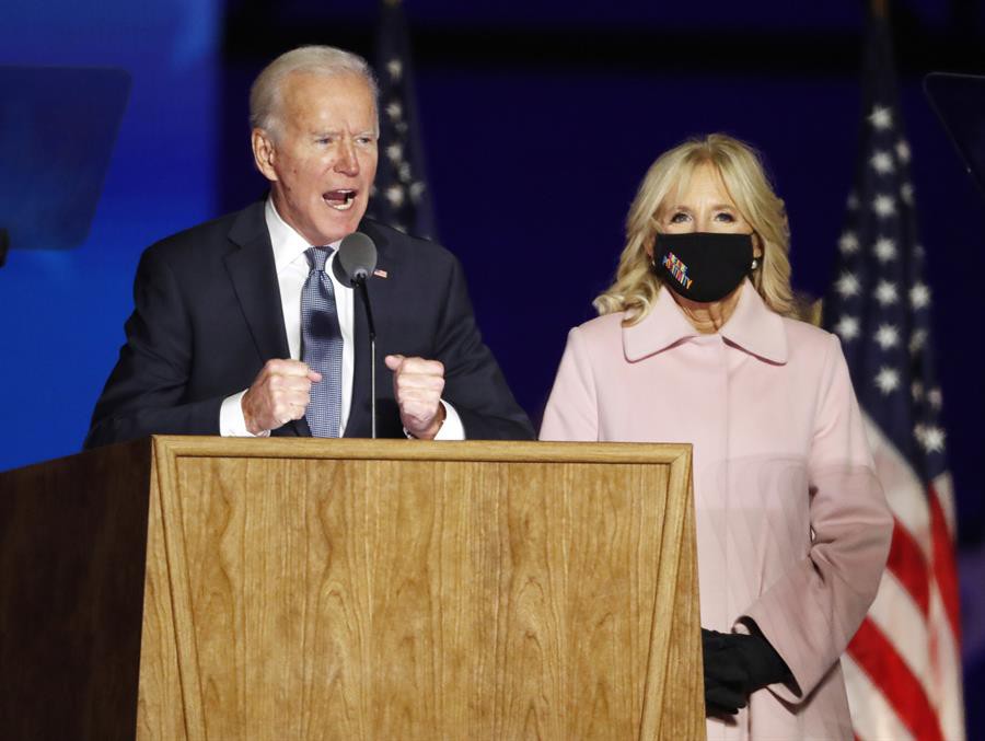 El presidente electo estadounidense Joe Biden interviene en presencia de su mujer Jull Biden en un evento electoral en la noche de las elecciones / EFE - Jim Lo Scalzo