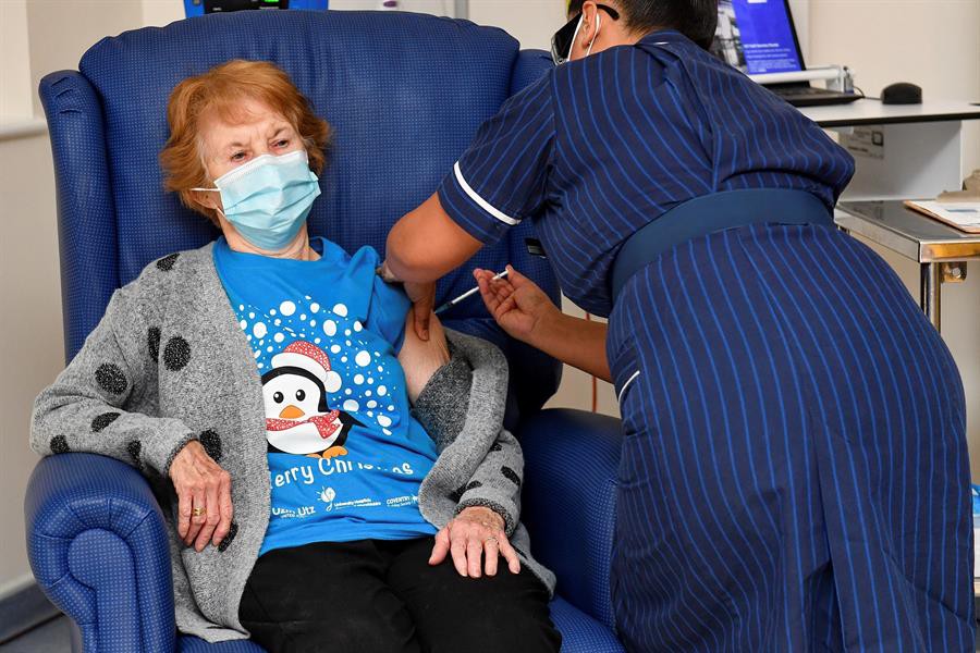 Margaret Keenan, una británica de 90 años, se convierte en la primera persona en vacunarse contra la Covid-19 en el Reino Unido / EFE - Jacob King
