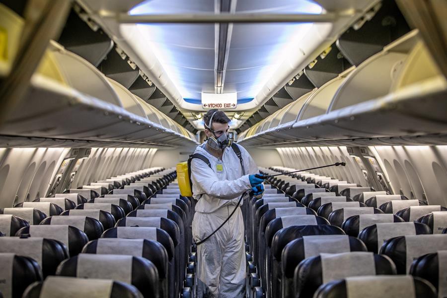 Un operario desinfecta el interior de un avión de la compañía Smartwings / EFE - Martin Divisek