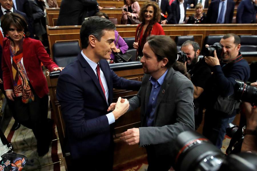 Pablo Iglesias felicita a Pedro Sánchez tras lograr la confianza del Congreso para un nuevo mandato como presidente del Gobierno / EFE - Juan Carlos Hidalgo