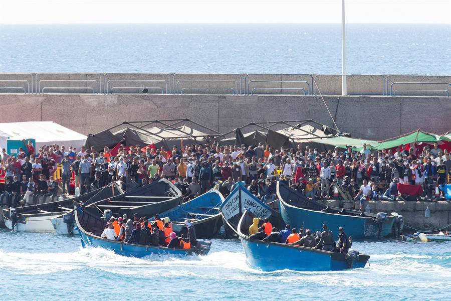 La Guardia Civil intercepta cerca de la costa del sur de Gran Canaria dos pateras cargadas de inmigrantes / EFE - Quique Curbelo