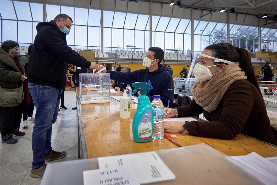 Un hombre vota en el colegio electoral del polideportivo municipal de Palau en Gerona | EFE