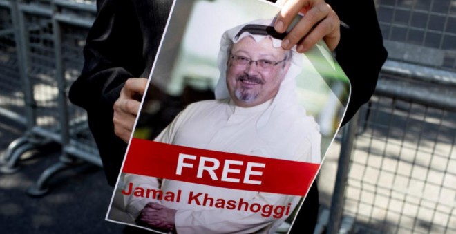 Un manifestante a las afueras del consulado a modo de protesta contra la desaparición del periodista Jamal Khashoggi | EFE