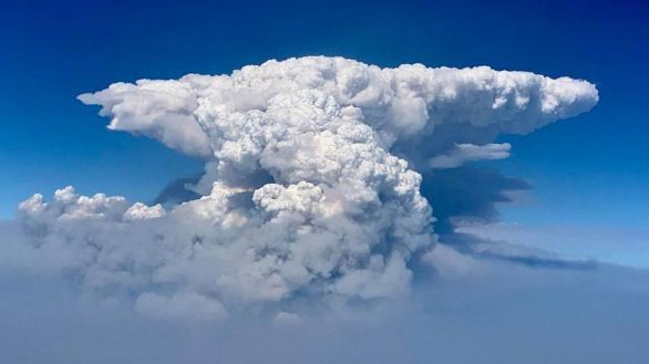 Una nube de pirocumulus ocasionada por el gigantesco incendio 'Bootleg' que asoló más de 160.000 hectáreas en el noroeste de EEUU (Fuente: EFE)