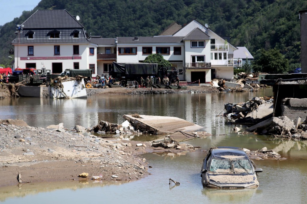 Un automóvil dañado después de la inundación del río Ahr, en Rech, en el distrito de Ahrweiler, Alemania (Fuente: EFE/EPA/Friedman Vogel)