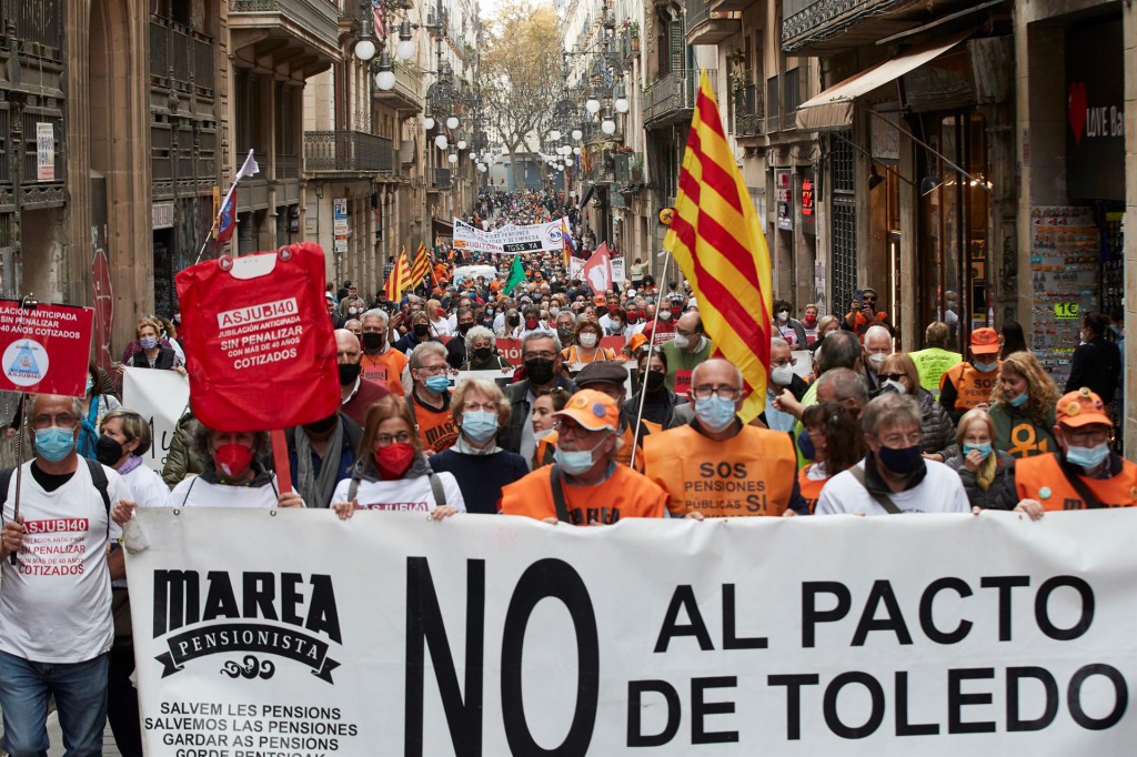  Vista de la manifestación en defensa del modelo de pensiones y en contra del proyecto de Ley de reforma en Barcelona este sábado | EFE