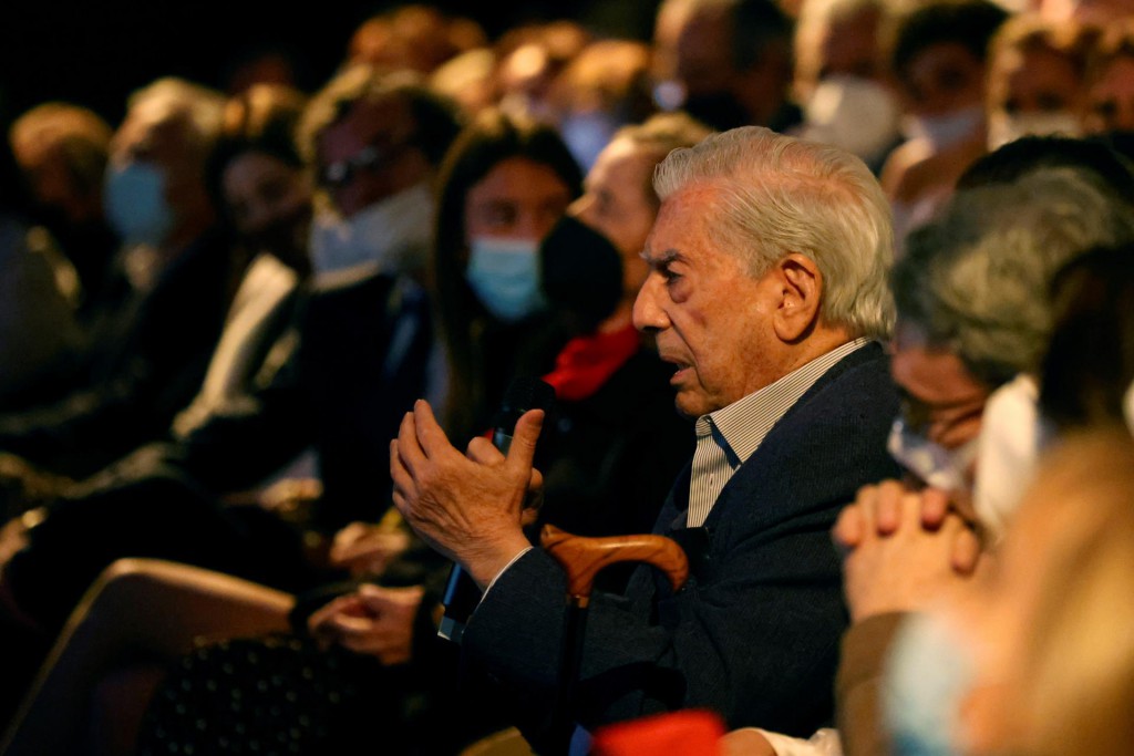 El escritor y académico Mario Vargas Llosa interviene en la presentación | EFE