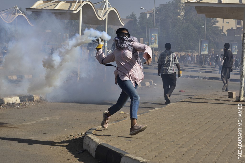 'Protestas en Sudán' (© Faiz Abubakr Mohamed): un manifestante arroja un bote de gas lacrimógeno que inicialmente habían lanzado las fuerzas de seguridad durante una marcha que exigía el fin del Gobierno militar en Jartum, Sudán, el 30 de diciembre de 2021. 