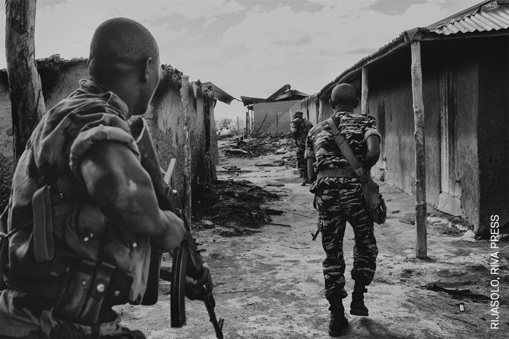 'La guerra de los cebúes' (© Rijasolo, Riva Press): las fuerzas de seguridad de Madagascar en la aldea de Ambatotsivala, en una operación contra los ladrones de cebúes, un ganado muy apreciado en el país.
