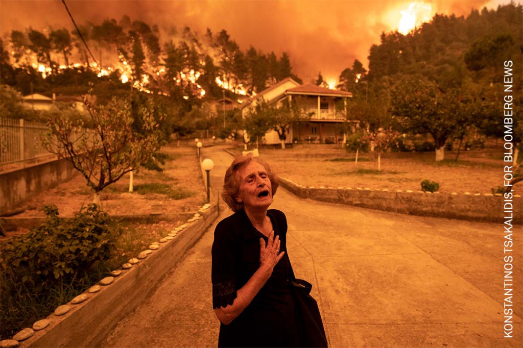 'Incendio forestal en la isla de Eubea' (© Konstantinos Tsakalidis, para Bloomberg News): Panayiota Kritsiopi grita cuando el fuego se acerca a su casa en el pueblo de Gouves, en la isla de Eubea, Grecia, el 8 de agosto de 2021.
