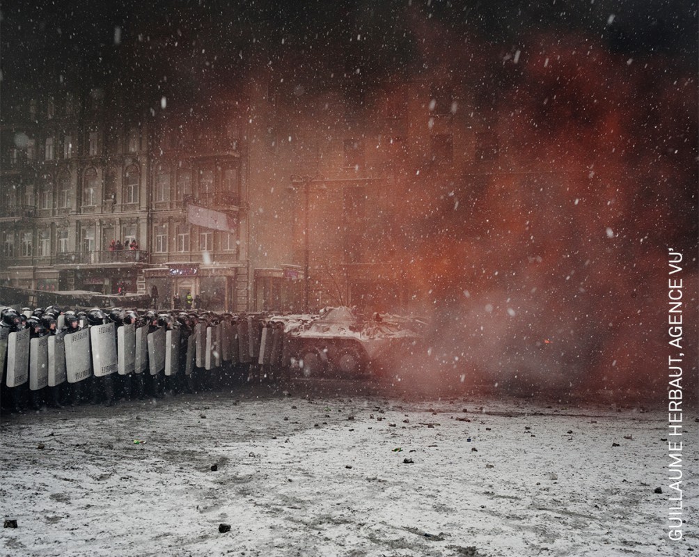 'Crisis de Ucrania' (© Guillaume Herbaut, Agence VU'): las fuerzas antidisturbios forman una barrera en la avenida Hrushevskoho, Kiev, Ucrania, el 22 de enero de 2014. 