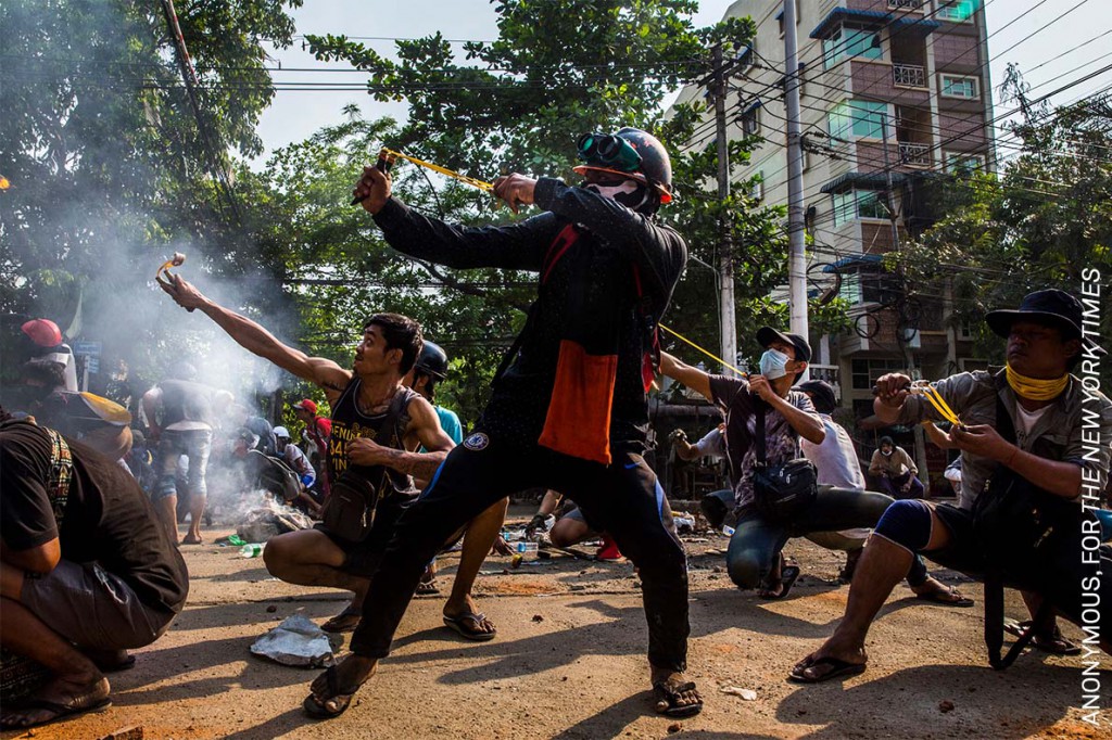 'Tirachinas' (© Anónimo, para The New York Times): manifestantes utilizan tirachinas y otras armas de fabricación casera en un enfrentamiento con las fuerzas de seguridad de Rangún, Birmania.