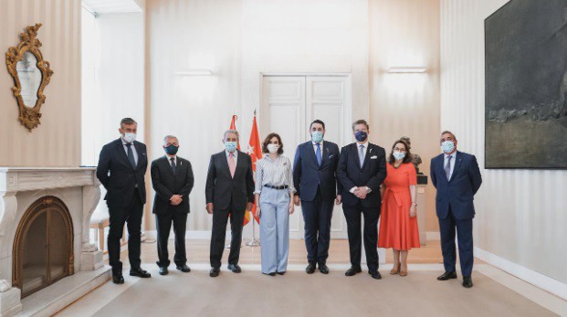 En la imagen, de izda a dercha: Consejero de Presidencia de la Comunidad de Madrid, Teniente General Servet, Francisco de Borbon, Duque de Sevilla, Presidenta Isabel Díaz Ayuso, Alfredo Leonard, el Marqués de Torre Alta, Secretaria General de la OISS, y Javier Llerandi Foto: Comunidad de Madrid. 