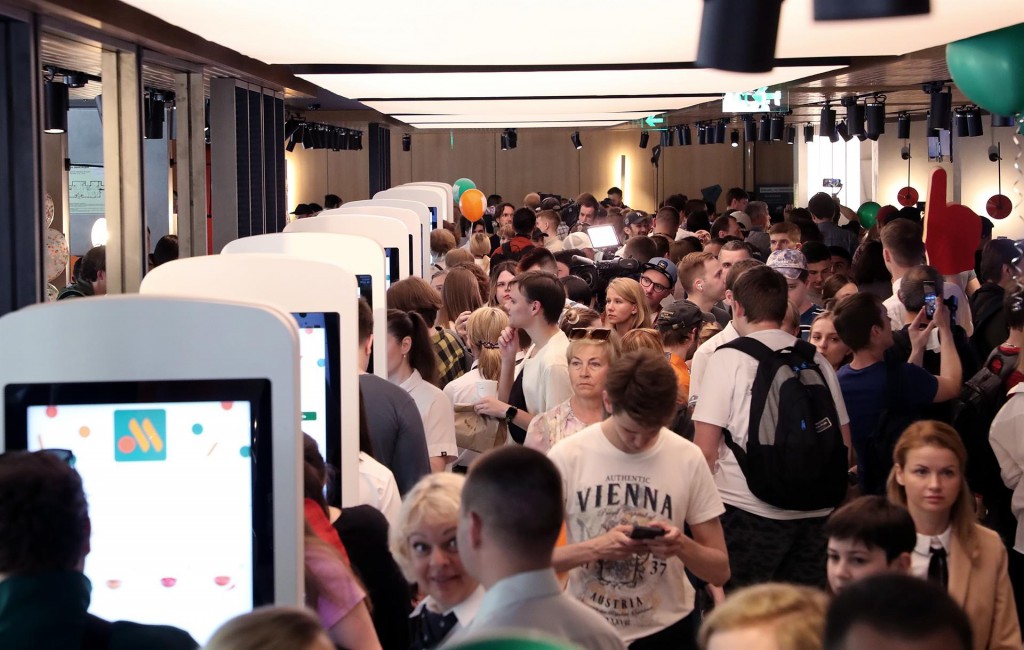 Clientes atestan uno de los locales abiertos este domingo | EFE