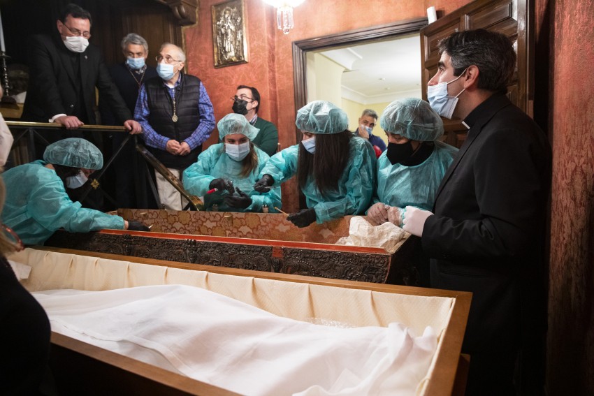 El delegado episcopal de Causas de los Santos de Madrid, Alberto Fernández, y las investigadoras durante los trabajos del 26 de febrero. (Foto: Archimadrid)