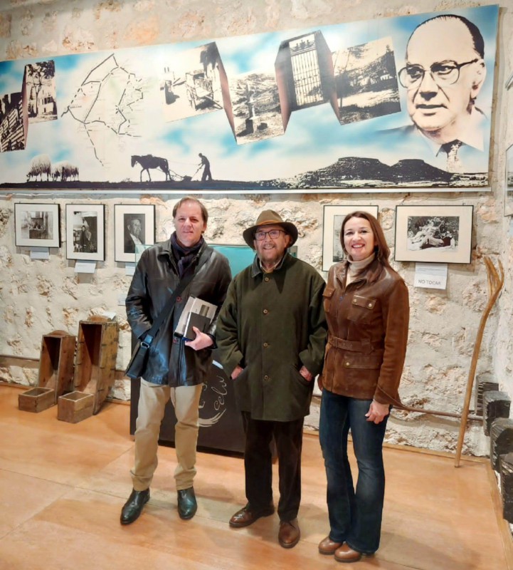 Manu López Marañón, el pintor Jesús Campoamor y Mercedes García en el Museo, durante la entrevista 