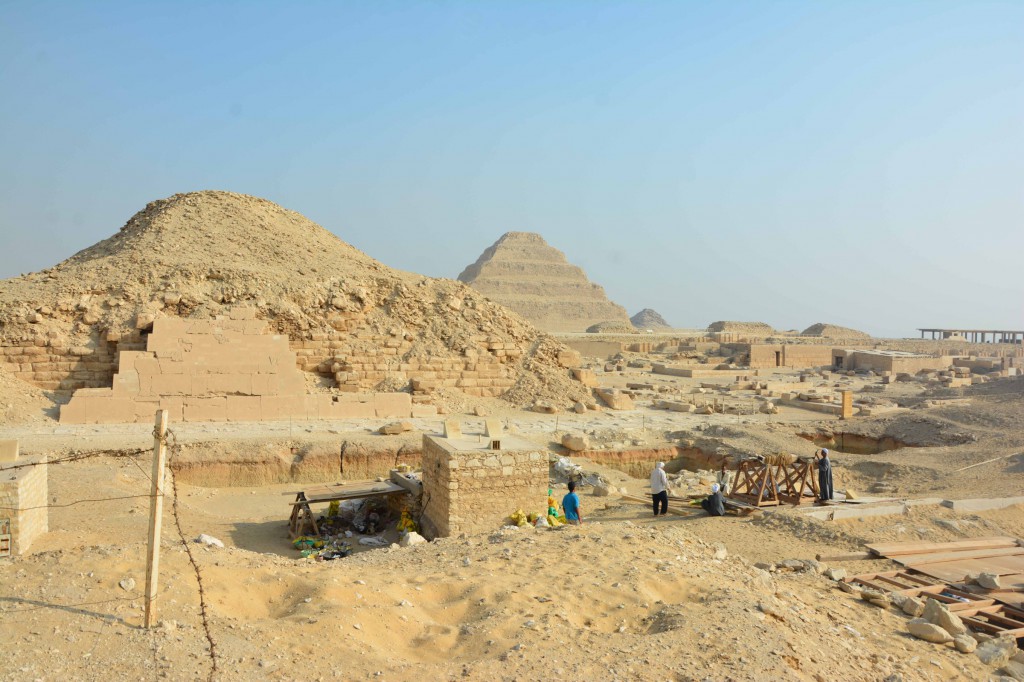 El área de excavación del Proyecto de Tumbas Saítas de Saqqara, con vistas a la pirámide de Unas y la pirámide escalonada de Djoser, orientada al noroeste. © S. Beck / Saqqara Saite Tombs Project, Universidad de Tübingen