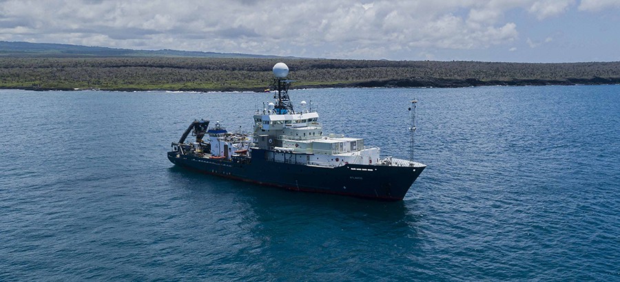 Atlantis en Bahía Academia, Puerto Ayora. Foto: Carlos Espinosa, ©Fundación Charles Darwin.