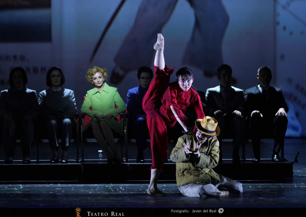 0930: Sarah Tynan (Pat Nixon), Xiao Ortega (bailarina) y Chiara Mordeglia (bailarín).