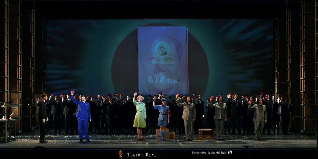 Plano general con Audrey Luna (Madame Mao, Chiang Ching), Sarah Tynan (Pat Nixon), Sandra Ferrández, Gemma Coma-Alabert y Ekaterina Antípova (primera, segunda y tercera secretaria de Mao).