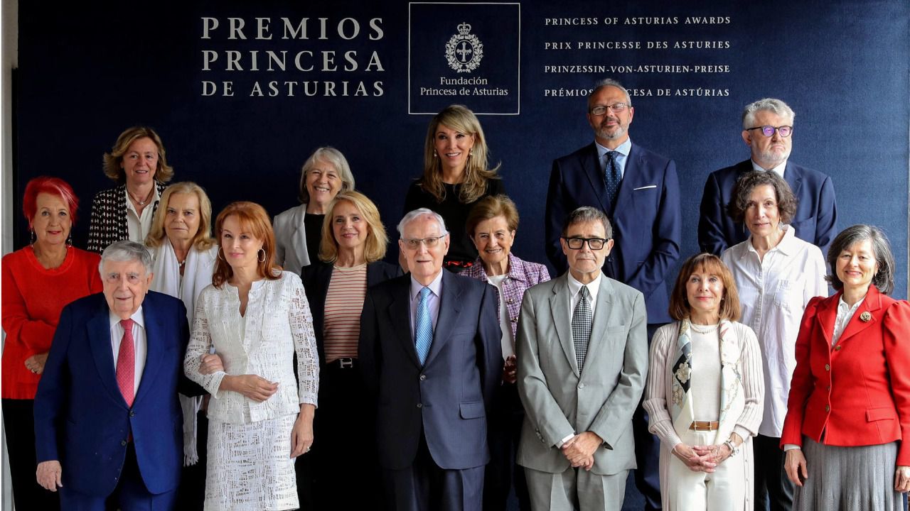 El jurado del Premio Princesa de Asturias de Comunicación y Humanidades, presidido por Víctor García de la Concha, se reunió este miércoles en Oviedo para iniciar las deliberaciones en torno a este garlardón, que se fallará este jueves. En la imagen, Alberto Anaut González, Luis María Anson Oliart, Rosa María Calaf Solé, Irene Cano Piquero, Gabriela Cañas Pita de la Vega, Adela Cortina Orts, Miguel Falomir Faus, Gloria Fernández-Lomana García, Taciana Fisac Badell, Alma Guillermoprieto, Catalina Luca de Tena y García-Conde, Enrique Pascual Pons, Carmen Riera i Guilera, Elena Sánchez Caballero y Diana Sorensen.