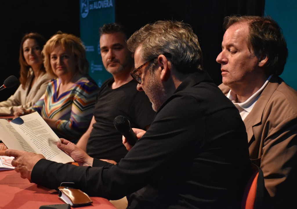 El actor Jorge Bosch leyendo un fragmento de Las horas crueles bajo la atenta mirada de Marto Pariente. (Foto de Jesús León). 