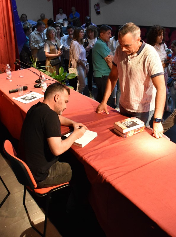  Marto Pariente firmando ejemplares de su novela. (Foto de Jesús León).